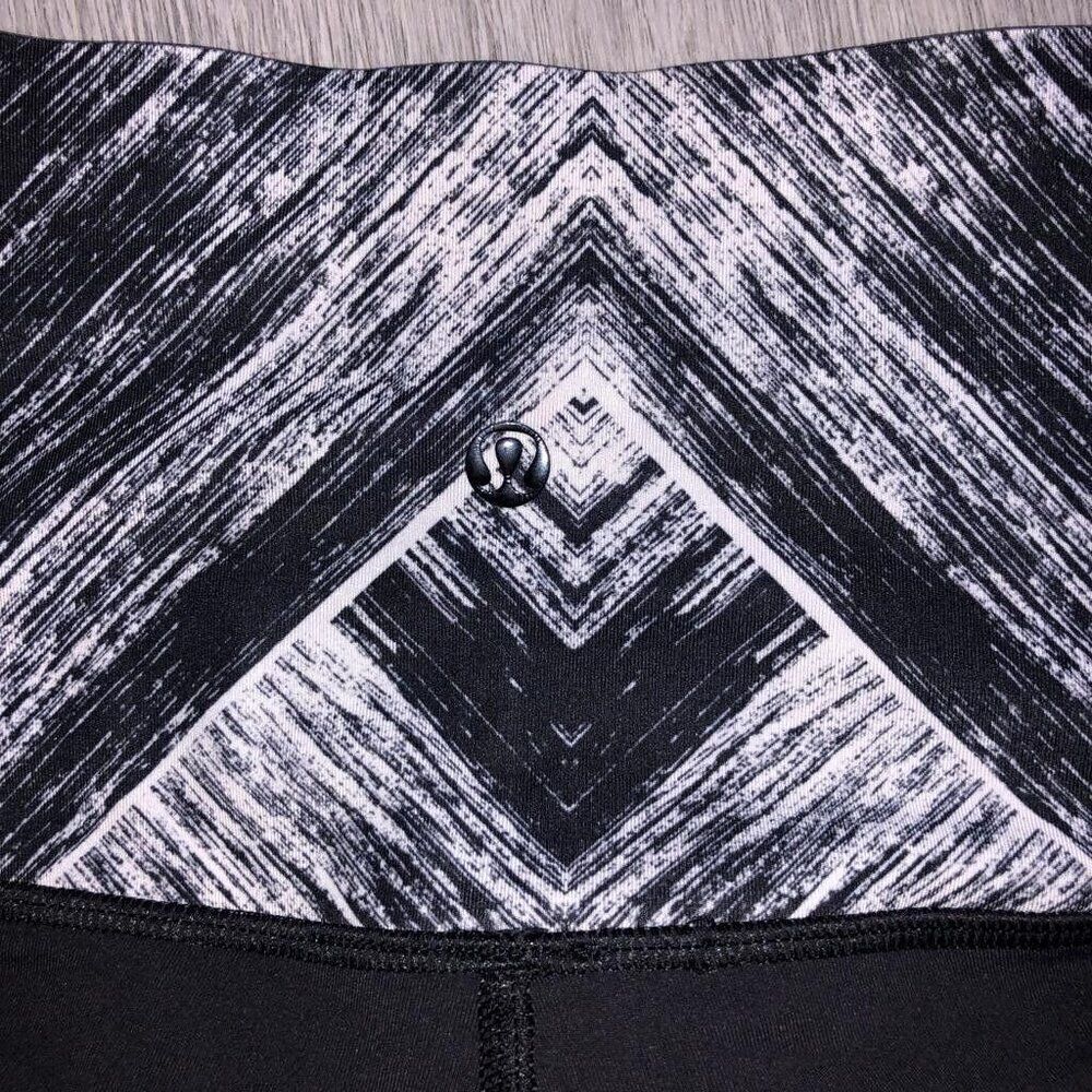 Lululemon Women’s Size 4 Hot To Street Crop Capri Black White Athletica Leggings - Picture 6 of 11